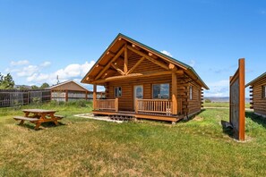 Outdoor dining - Beautiful Cabin in Pray, MT (Pray)