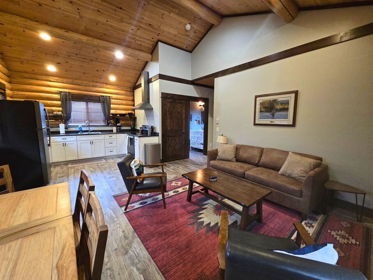 Een smart-tv, boeken en een stereo