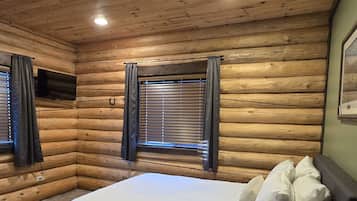 2 bedrooms, iron/ironing board, WiFi