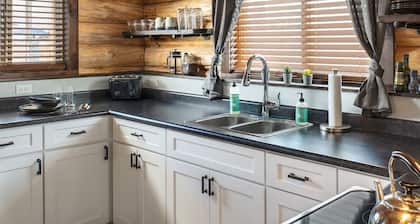 Absaroka Cabin, minutes from Chico and Old saloon