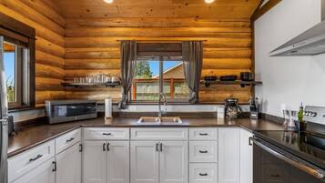 Coffee/tea maker, fridge, microwave, oven