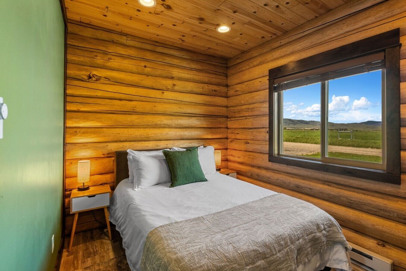 Tabla de planchar con plancha, wifi gratis y ropa de cama 