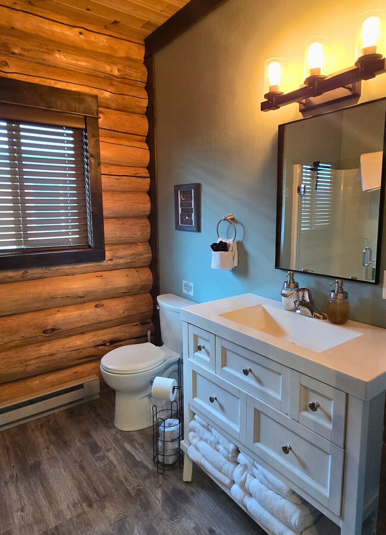 Dusj, hårføner, håndklær og såpe