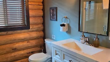 Dusj, hårføner, håndklær og såpe