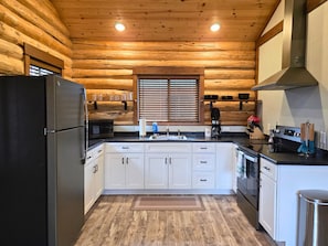 Fridge, microwave, oven, stovetop - Mountain View Cabin in Pray MT (Pray)