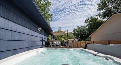 Blue Villa - Luxe 3BR - Games, EV Charger, Hot Tub, Walk to DTWN LS