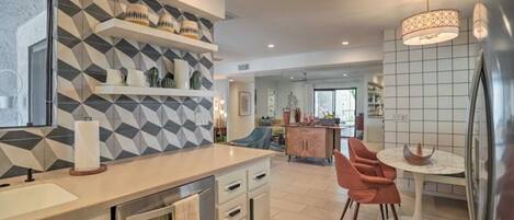 冷蔵庫、電子レンジ、オーブン、コンロ