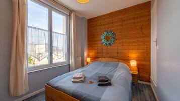 2 bedrooms, iron/ironing board, free WiFi, bed sheets