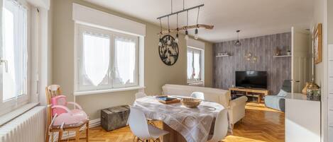 Televisión, reproductor de DVD y estéreo