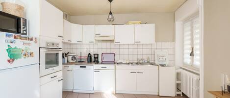 Kühlschrank, Mikrowelle, Ofen, Geschirrspüler