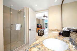 Condo (Multiple Bedrooms) | Banheiro | Chuveiro, produtos de toalete de grife