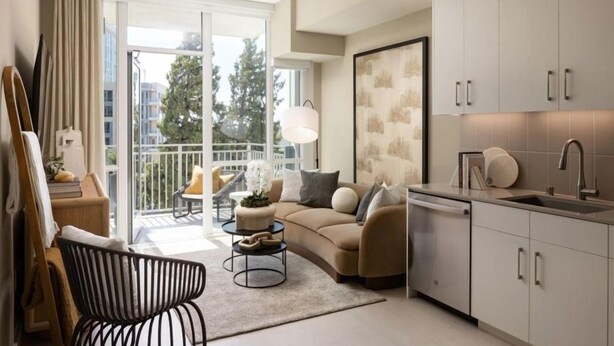 Eine moderne Wohnung mit Wohnbereich, Küche und Balkon.