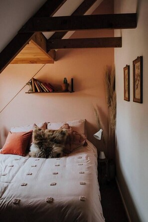 4 bedrooms, desk, iron/ironing board, travel cot