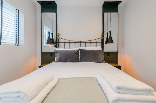 1 bedroom, desk