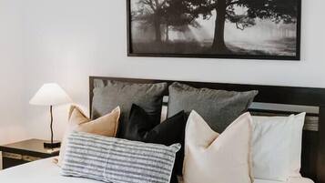 4 habitaciones, escritorio y tabla de planchar con plancha