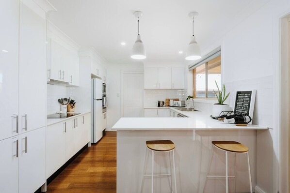 Fridge, microwave, oven, stovetop - Casa Bliss Serene Country Escape near Town Centre (Mudgee)