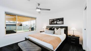 4 Schlafzimmer, Schreibtisch, Bügeleisen/Bügelbrett, Reisekinderbett