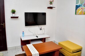 Deluxe appartement | Woonruimte | Een 32-inch smart-tv met digitale zenders