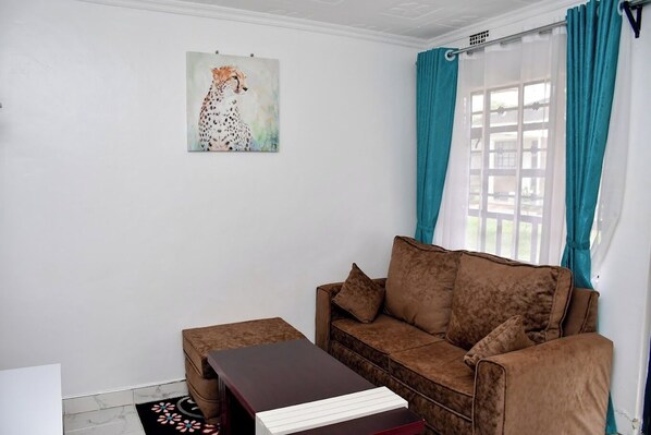 Deluxe appartement | Woonruimte | Een 32-inch smart-tv met digitale zenders
