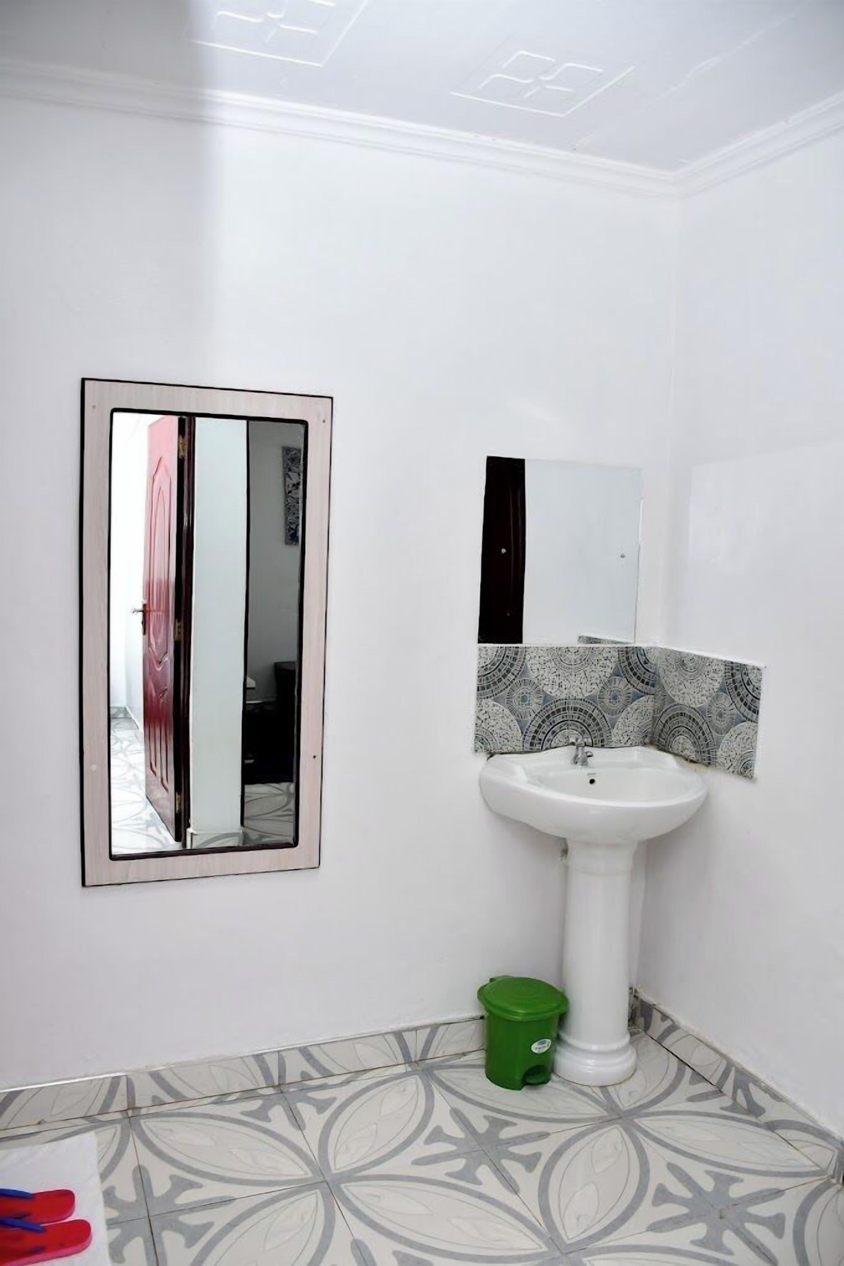 Deluxe Apartment | Bathroom | Shower, free toiletries, slippers, towels