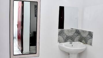 Deluxe Apartment | Bathroom | Shower, free toiletries, slippers, towels