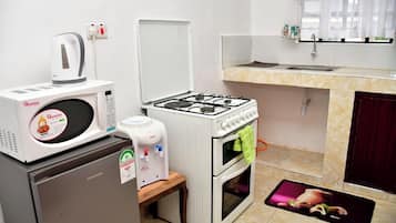 Appartement Deluxe | Cuisine privée | Réfrigérateur, micro-ondes, batterie de cuisine, vaisselle et ustensiles