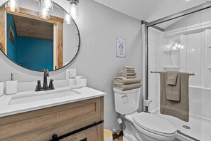 Douche, séchoir à cheveux, serviettes fournies