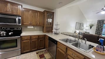 Microondas, horno, placa de cocina y lavavajillas