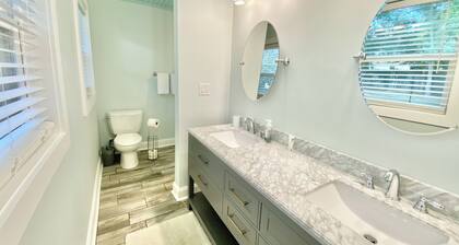Coastal Comfort in Charleston - Family + Pet Friendly - Central Location