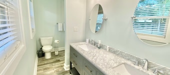 Coastal Comfort in Charleston - Family + Pet Friendly - Central Location
