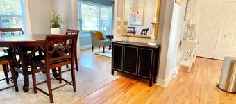 Coastal Comfort in Charleston - Family + Pet Friendly - Central Location