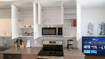 Refrigerador, microondas, horno y parrilla de estufa