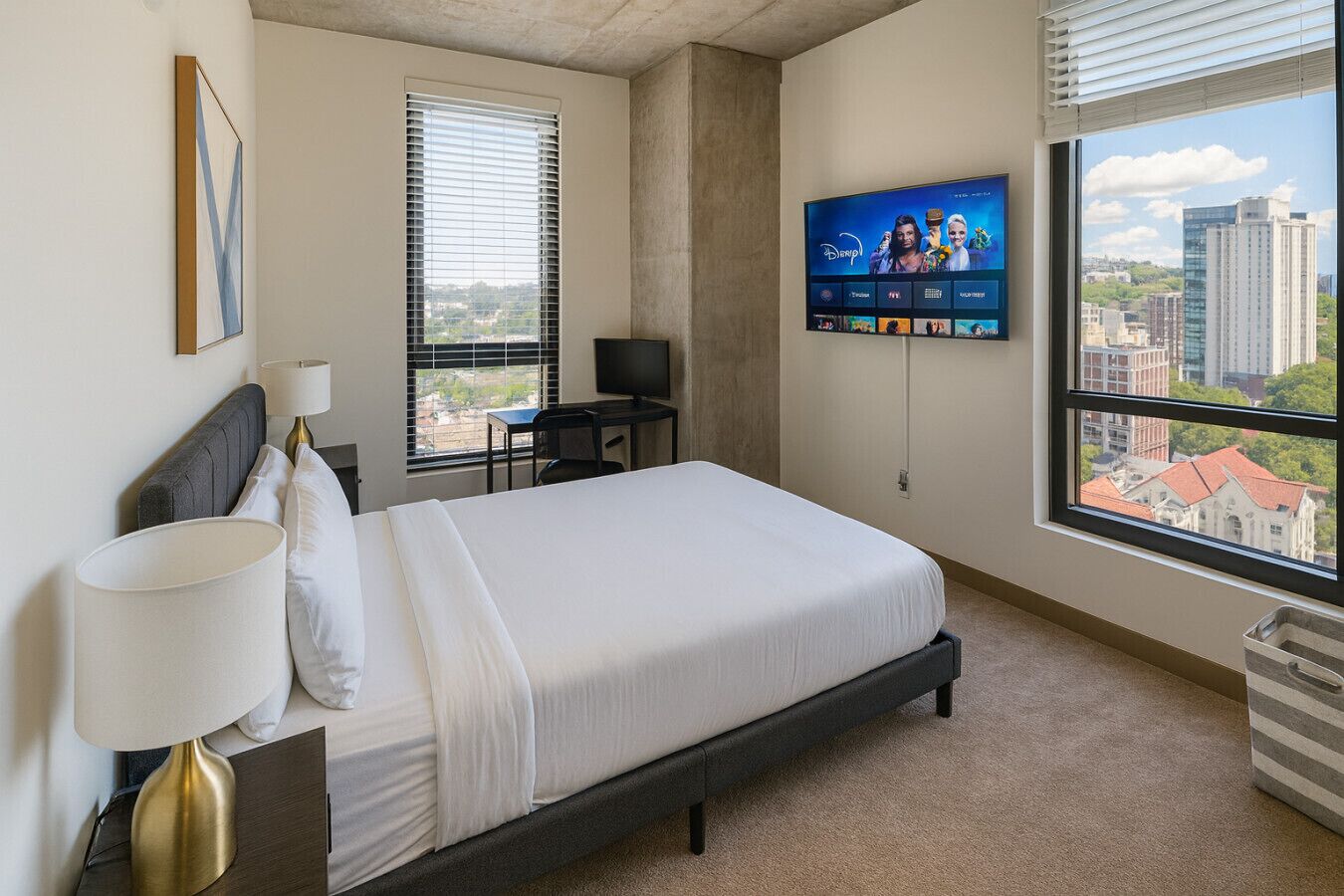 2 soverom, skrivebord, strykejern/-brett og wi-fi