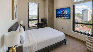 2 soverom, skrivebord, strykejern/-brett og wi-fi