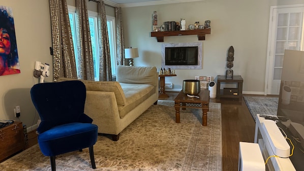 TV, fireplace