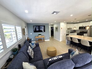 Smart-TV, Tischtennisplatte, Computerbildschirme