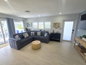 TV connectée, table de tennis de table, écrans d'ordinateur