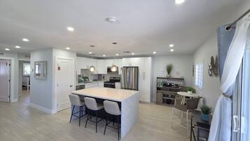 Frigorífic, microones, forn i placa de cuina