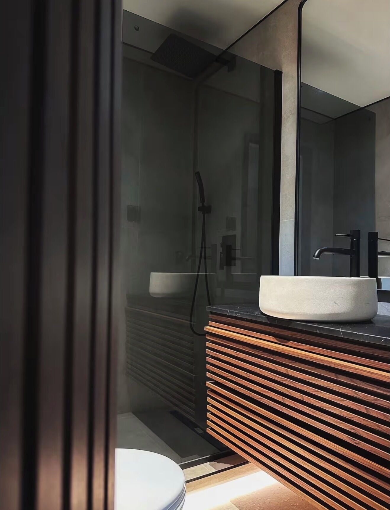 Douche, séchoir à cheveux, serviettes fournies, savon