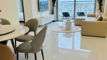 Appartement, 3 chambres, vue ville, dans la tour | Salle de séjour