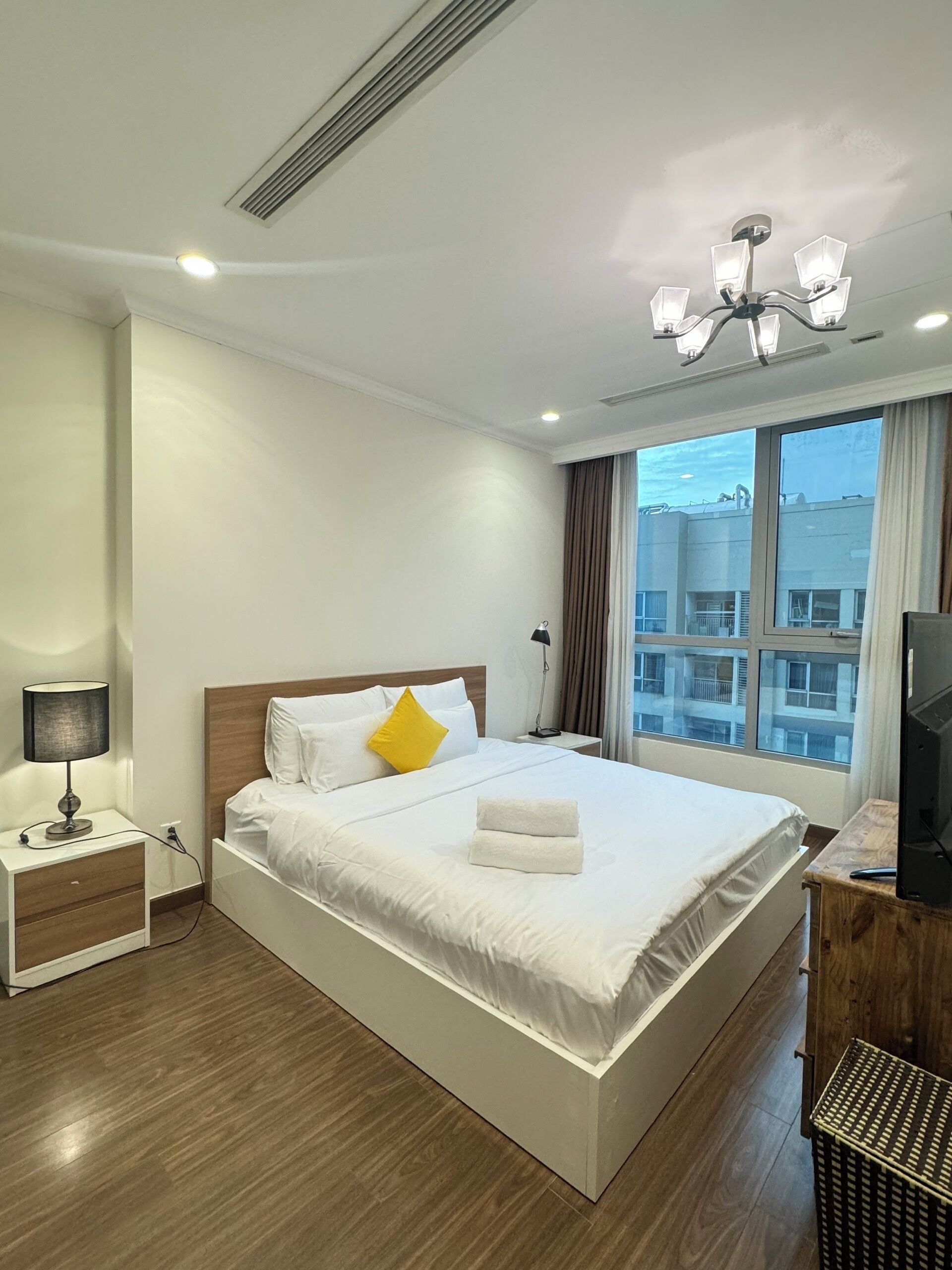 Suíte, 1 cama King, sacada, vista para a cidade | Escrivaninha, espaço de trabalho para notebook, cortinas blackout