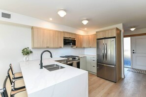 ثلاجة، ميكروويف، فرن، موقد طهي مسطح