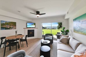 Televisión y chimenea 