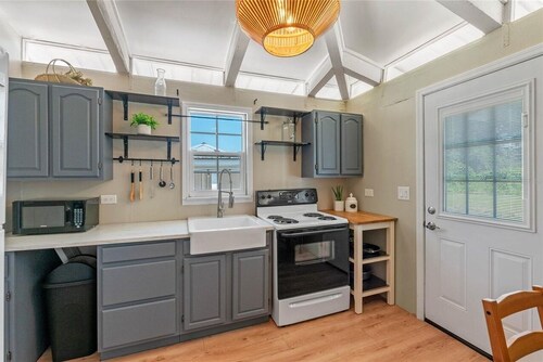 Charming 1-bedroom mother-in-law suite w/ full kitchen in delightful Apopka