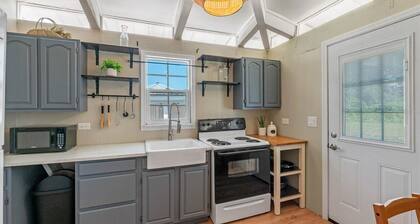 Charming 1-bedroom mother-in-law suite w/ full kitchen in delightful Apopka