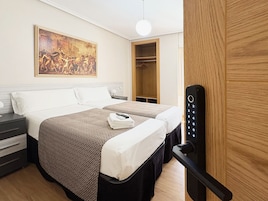 Habitación económica con 2 camas individuales, no fumadores, vistas a la ciudad | Wifi gratis