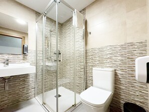 Chambre Double Standard, non-fumeurs, vue cour intérieure | Salle de bain