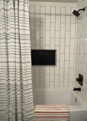 Shower, hair dryer, towels, soap - Historic Bungalow on Church Street (Georgetown)