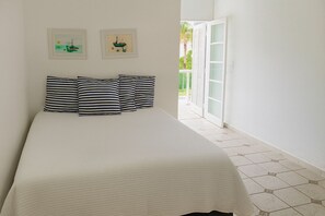 5 bedrooms, iron/ironing board, WiFi, bed sheets