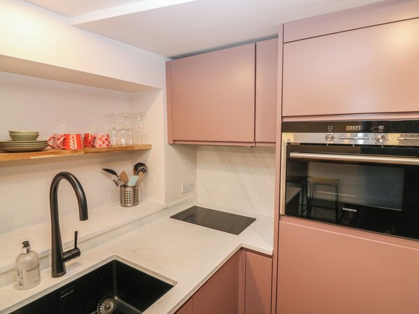 Cookware/dishes/utensils